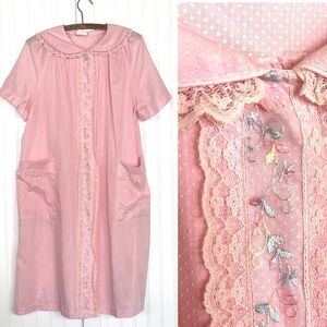 Vintage Pink Housedress MuuMuu Nightgown Lace Embroidered Flowers Robe XL Pocket